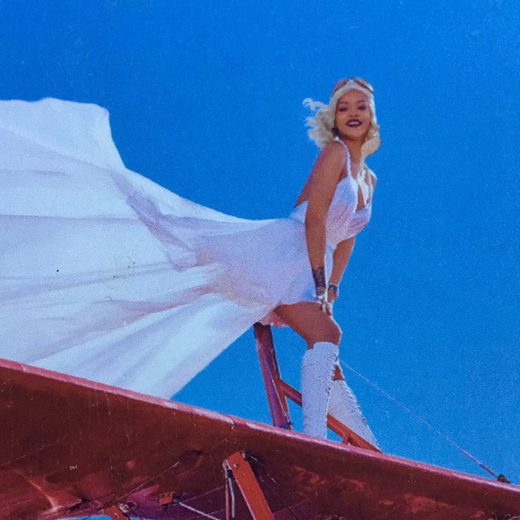 • F R E E • NEW • 4 Issues HARPER’S BAZAAR ELLE MAGAZINE Rihanna Angelina &  JLo - Picture 3 of 16